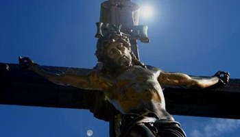 Croce di ferro presso la Cappella a Verdonaz La Cappella a Verdonaz: Un gioiello di spiritualità tra le montagne