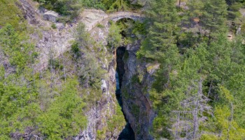 L'orrido sul Bouthier Esplora il Ponte della Betenda: un'affascinante avventura tra le maestose Alpi
