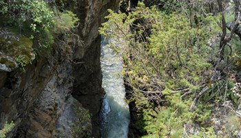 Il torrente Bouthier Esplora il Ponte della Betenda: un'affascinante avventura tra le maestose Alpi