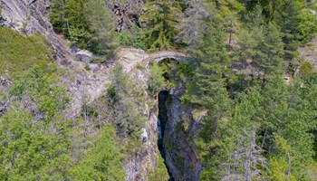 Ponte della Betenda Esplora il Ponte della Betenda: un'affascinante avventura tra le maestose Alpi